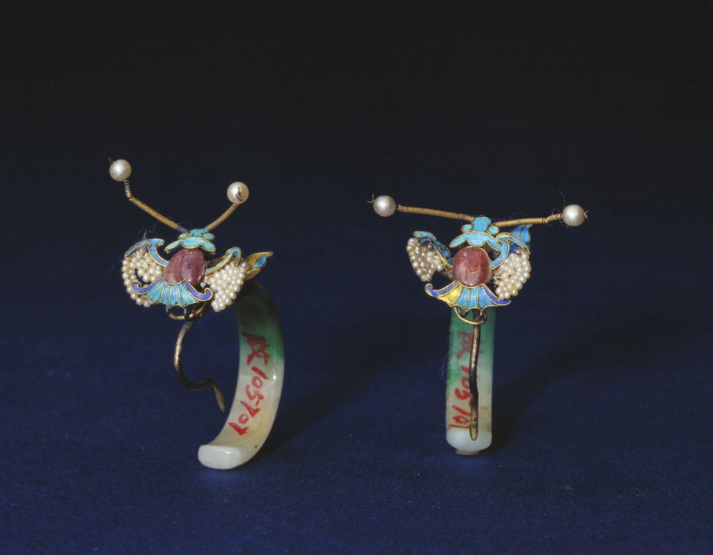 图片[1]-Emerald inlaid jewelry bee earrings-China Archive